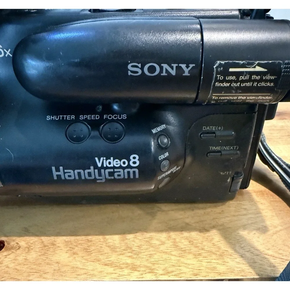 Sony CCD-TR4 Video8 8mm Handycam Camcorder 6x Zoom Battery Case Untested